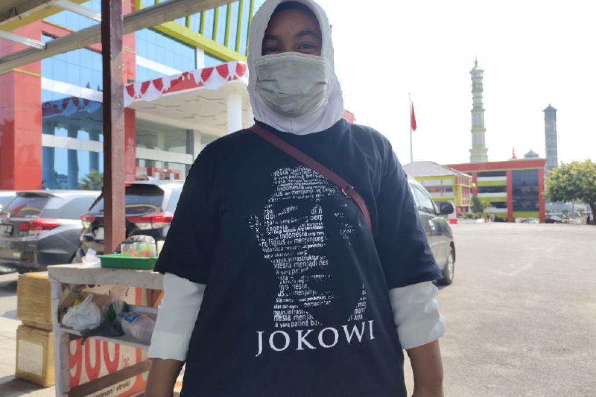 Dua pedagang di Kota Bandarlampung dapatkan kaus bergambar Jokowi