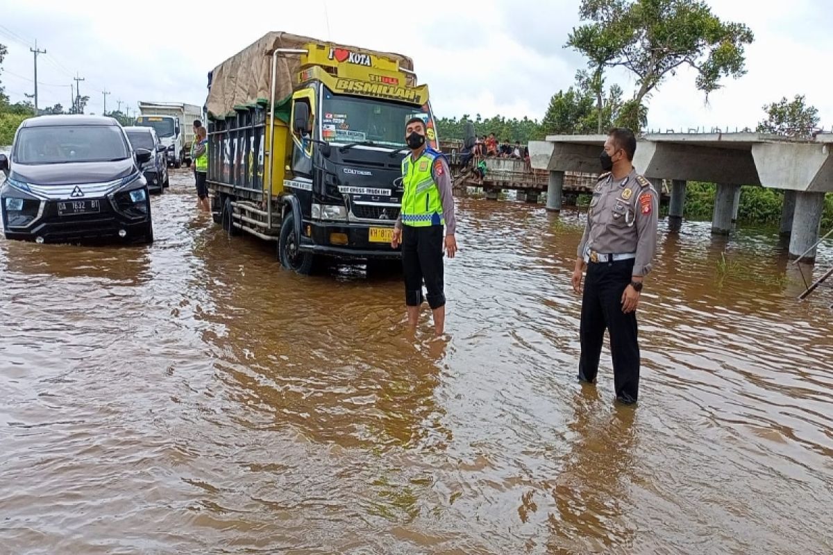 Ditlantas Polda Kalteng terjunkan personel atur lalu lintas di kawasan banjir