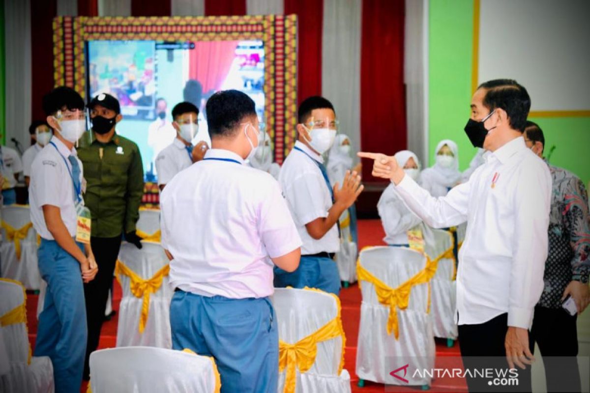 Presiden Joko Widodo sapa peserta vaksinasi di Lampung