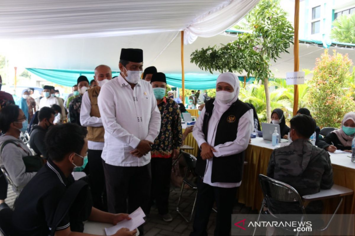 Gubernur Khofifah pantau vaksinasi pelajar dan mahasiswa di Jember