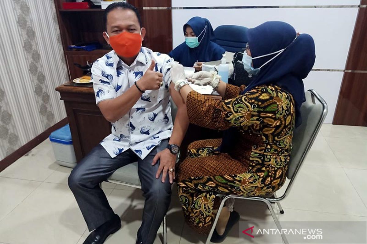 Anggota DPRK Aceh Tamiang disuntik vaksin