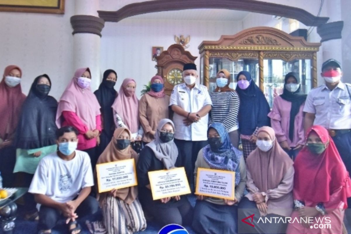 Bangka Barat bantu biaya kuliah 13 mahasiswa dari keluarga tidak mampu