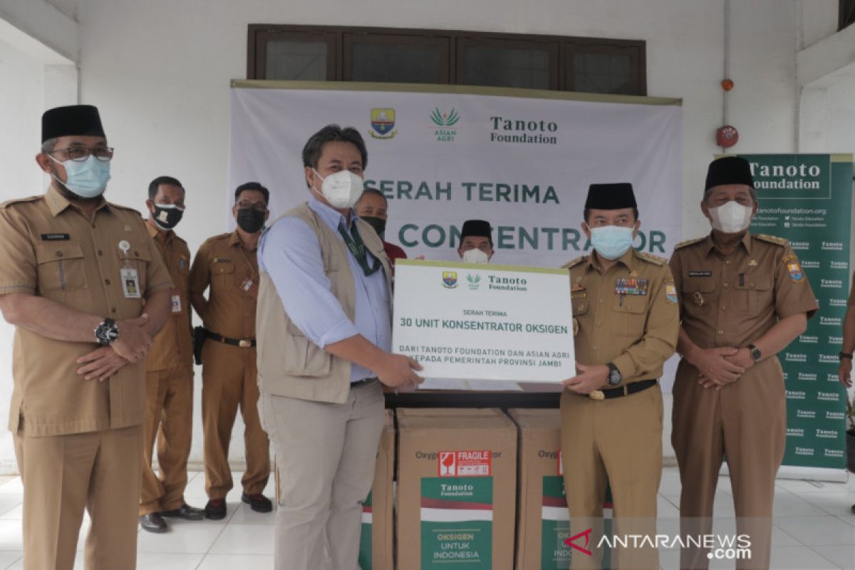 Gubernur Jambi menerima bantuan 30 unit konsentrator oksigen