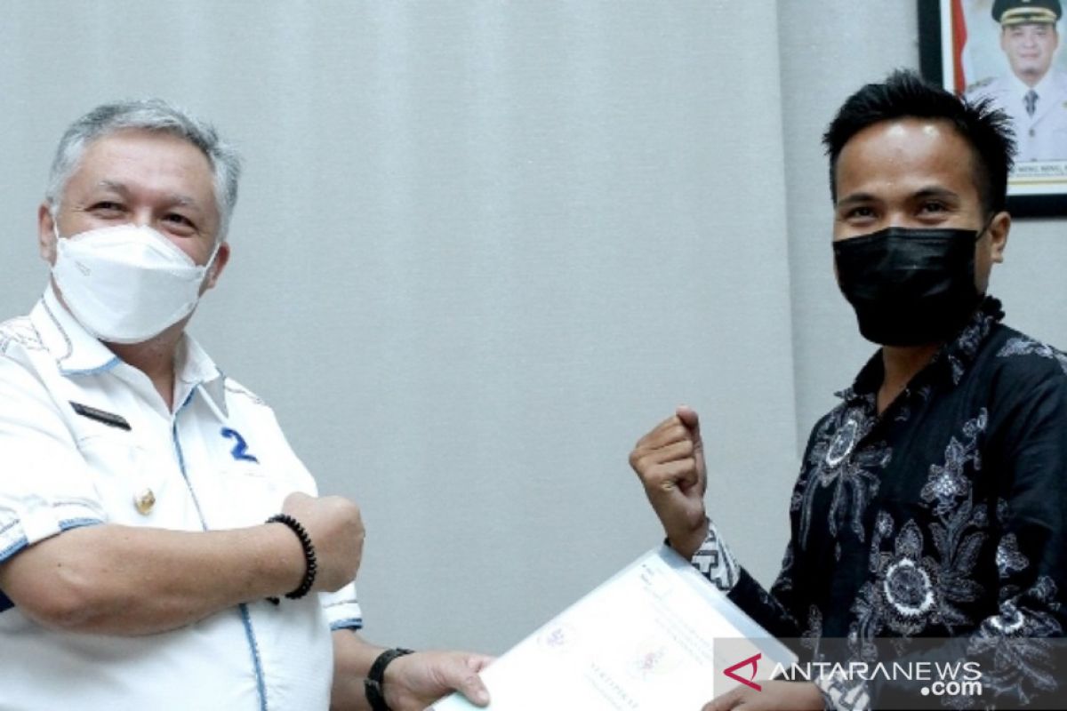 Pemkab Bangka Barat serahkan 2.500 sertifikat tanah program PTSL