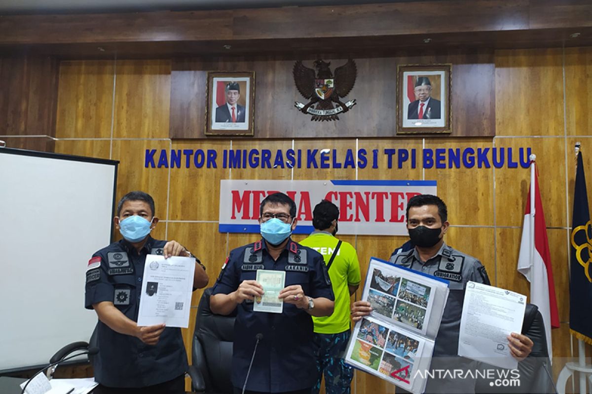 Kantor Imigrasi Bengkulu deportasi WNA asal Pakistan