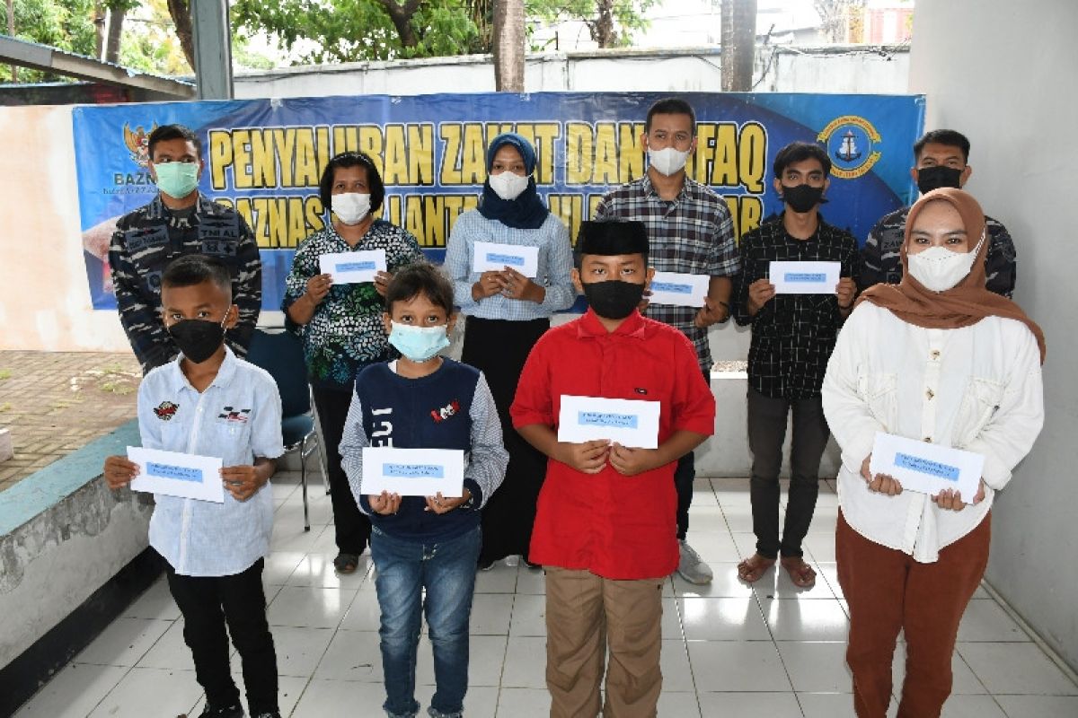 Lantamal VI Makassar salurkan zakat prajurit untuk masyarakat terdampak COVID-19