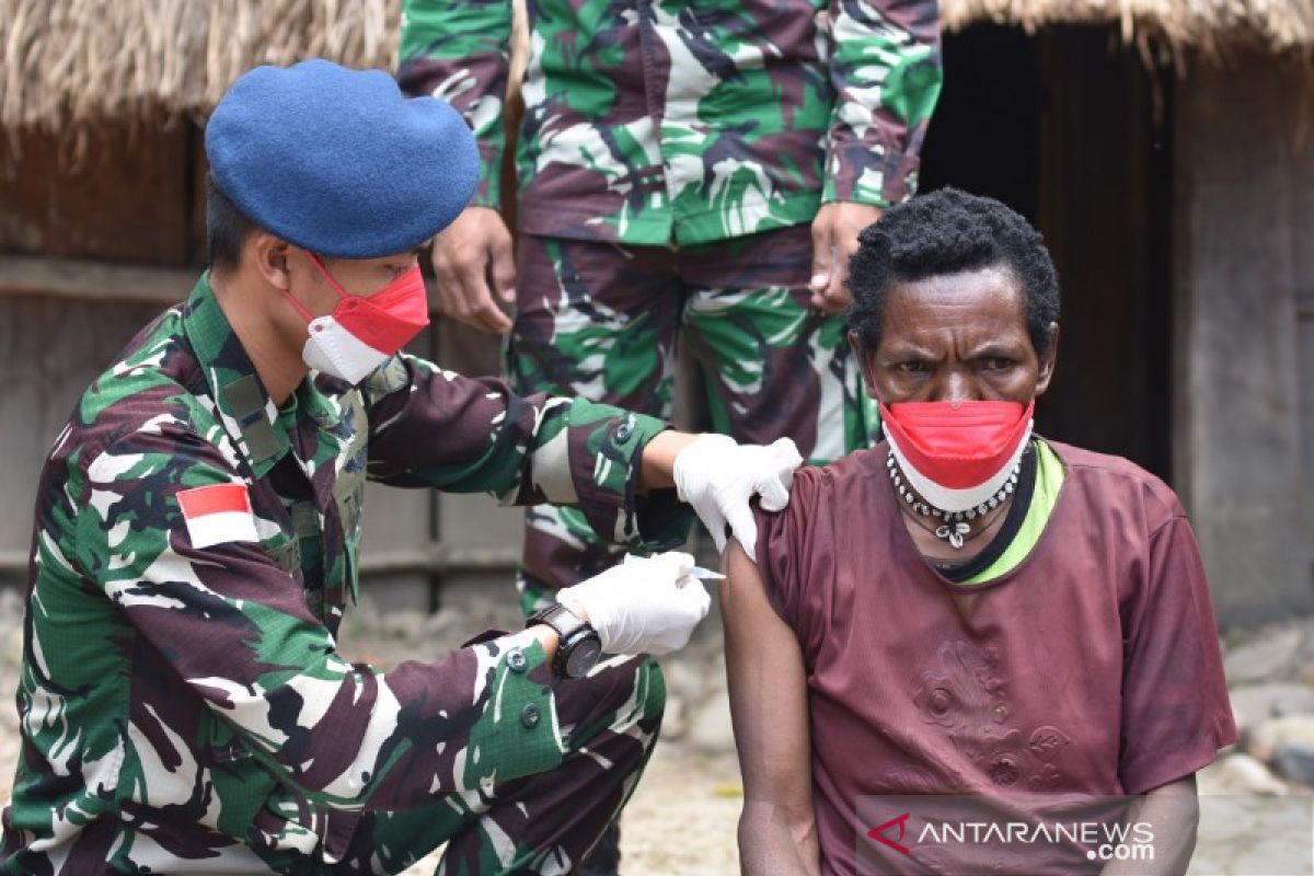 Lanud Silas Papare vaksinasi "door to door" warga di wilayah pedalaman Papua