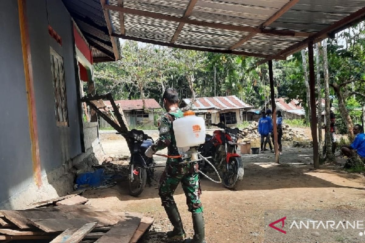 Satgas TNI Yonif 512 lakukan penyemprotan disinfektan rumah warga perbatasan