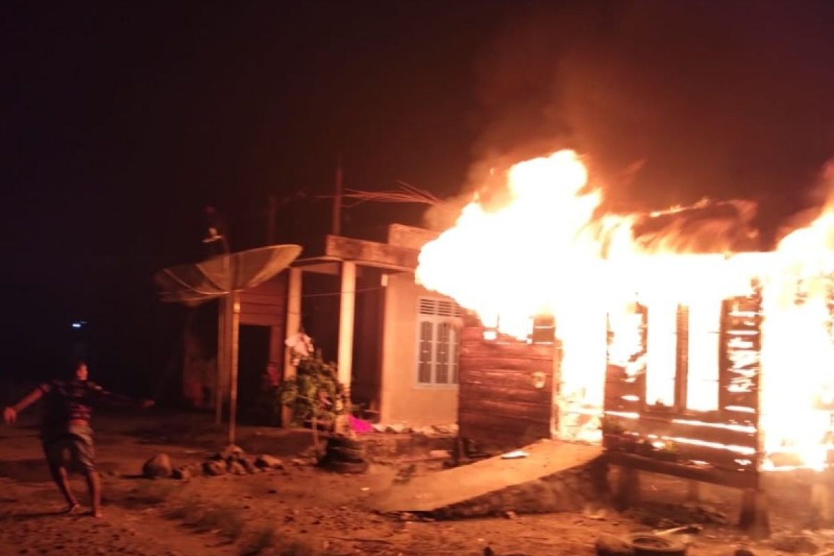 Rumah guru SD di Angkola Sangkunur Tapsel habis terbakar