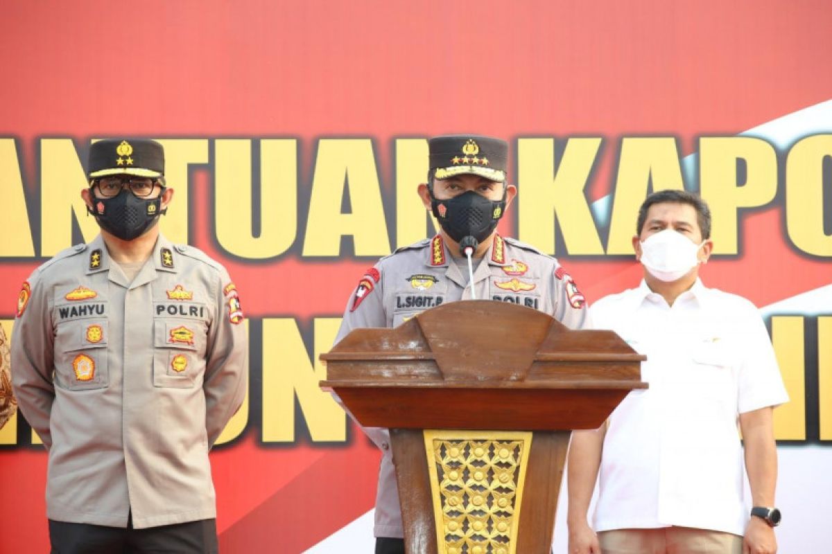 Kapolri Serahkan 10 Iso Tank untuk Indonesia Antisipasi Ketersediaan Oksigen