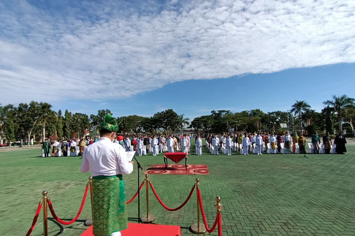 243 pejabat Meranti dilantik dibawah terik matahari