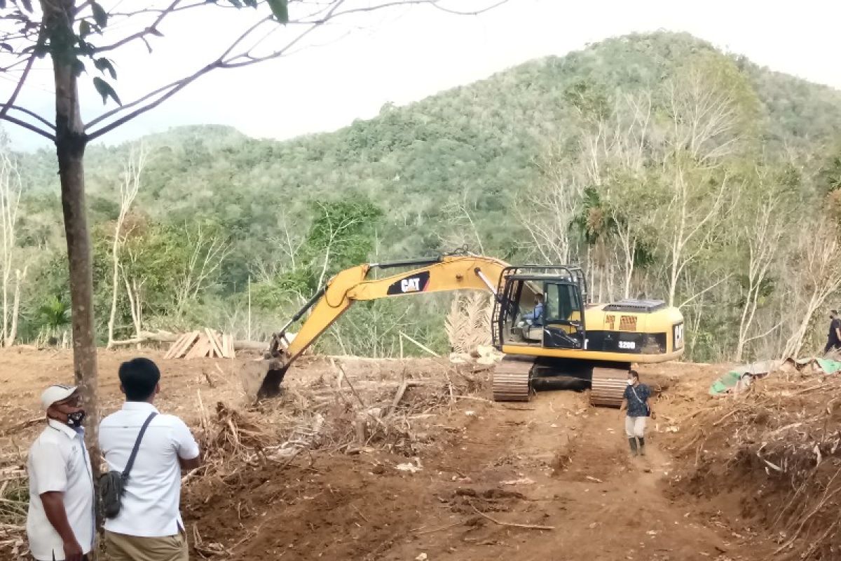 Lahan yang diselamatkan PTPN III - Kejari Tapsel mulai dibersihkan