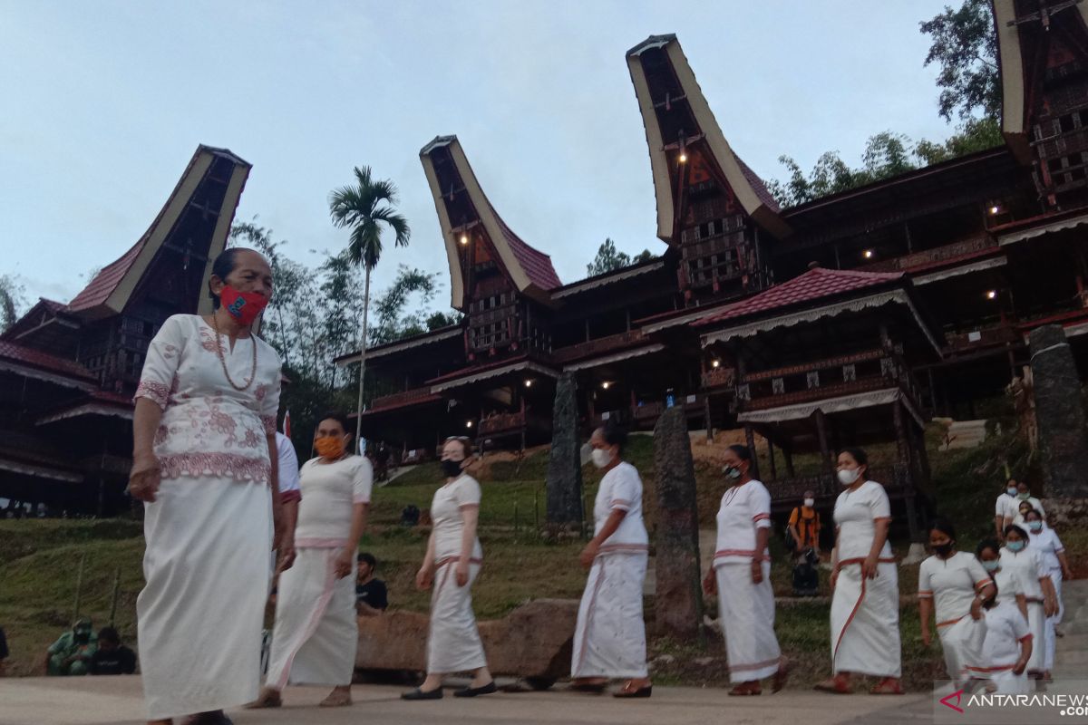 Wanita lansia turut meriahkan Toraja International Festival 2021