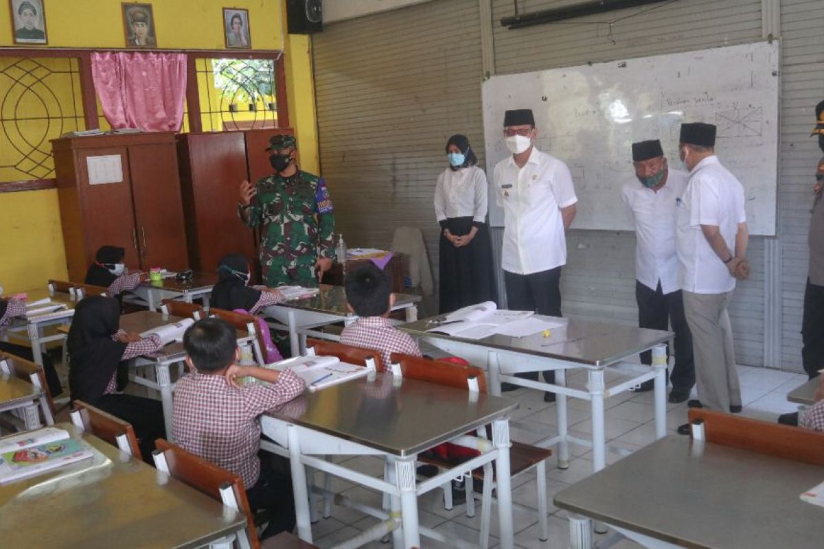 Kegiatan belajar tatap muka di madrasah Kota Mataram berjalan sesuai prokes