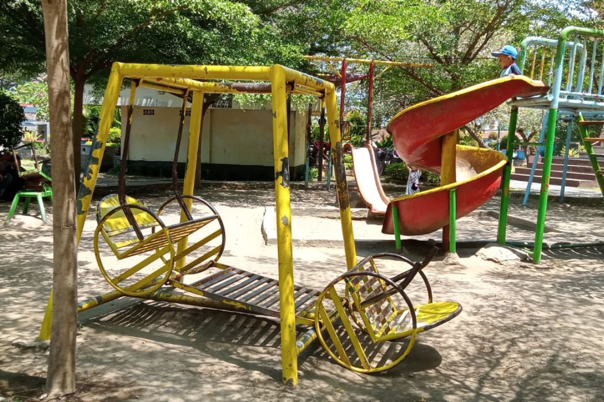 Pemkot Mataram mengganti alat permainan anak di Taman Sangkareang