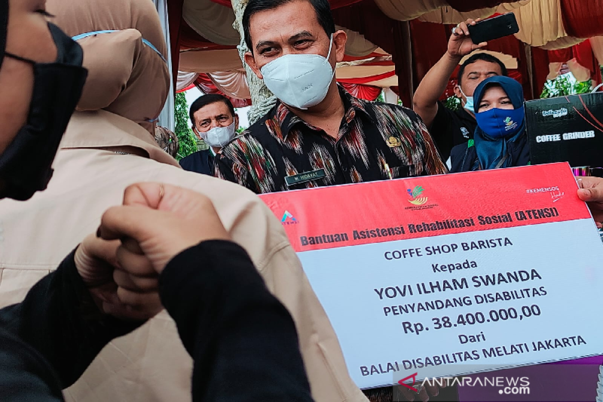 Difabel Banda Aceh terima bantuan peralatan coffee shop dari Kemensos