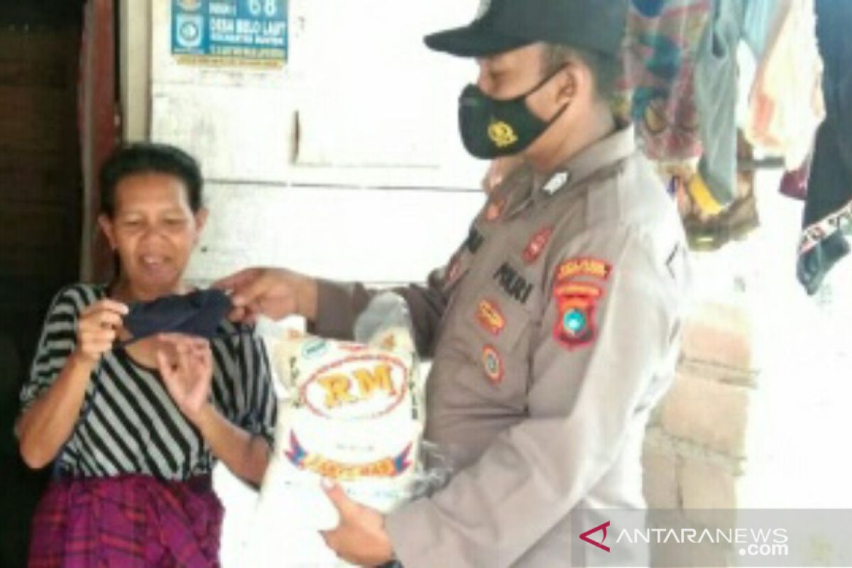 Polisi Resor Bangka Barat sosialisasi prokes sambil bagi beras dan masker