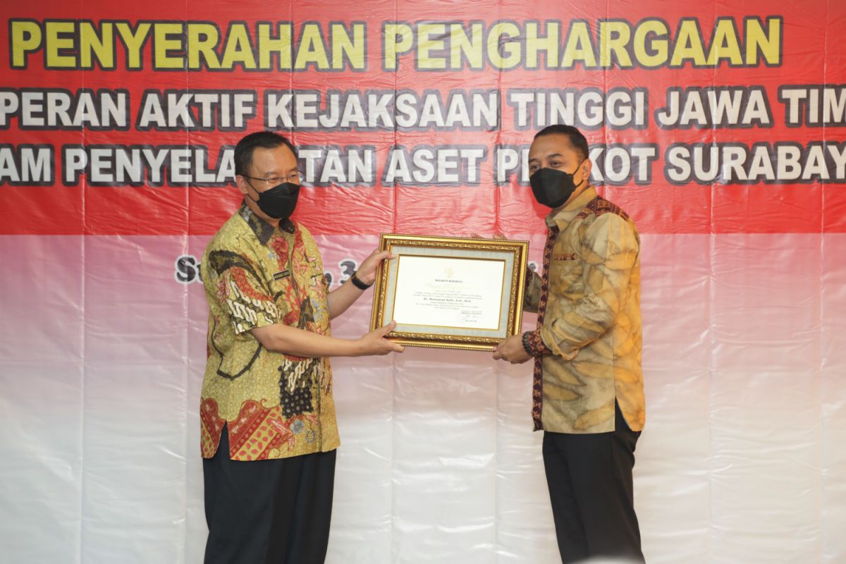 Wali Kota Surabaya beri penghargaan Kajati Jatim atas penyelamatan aset daerah