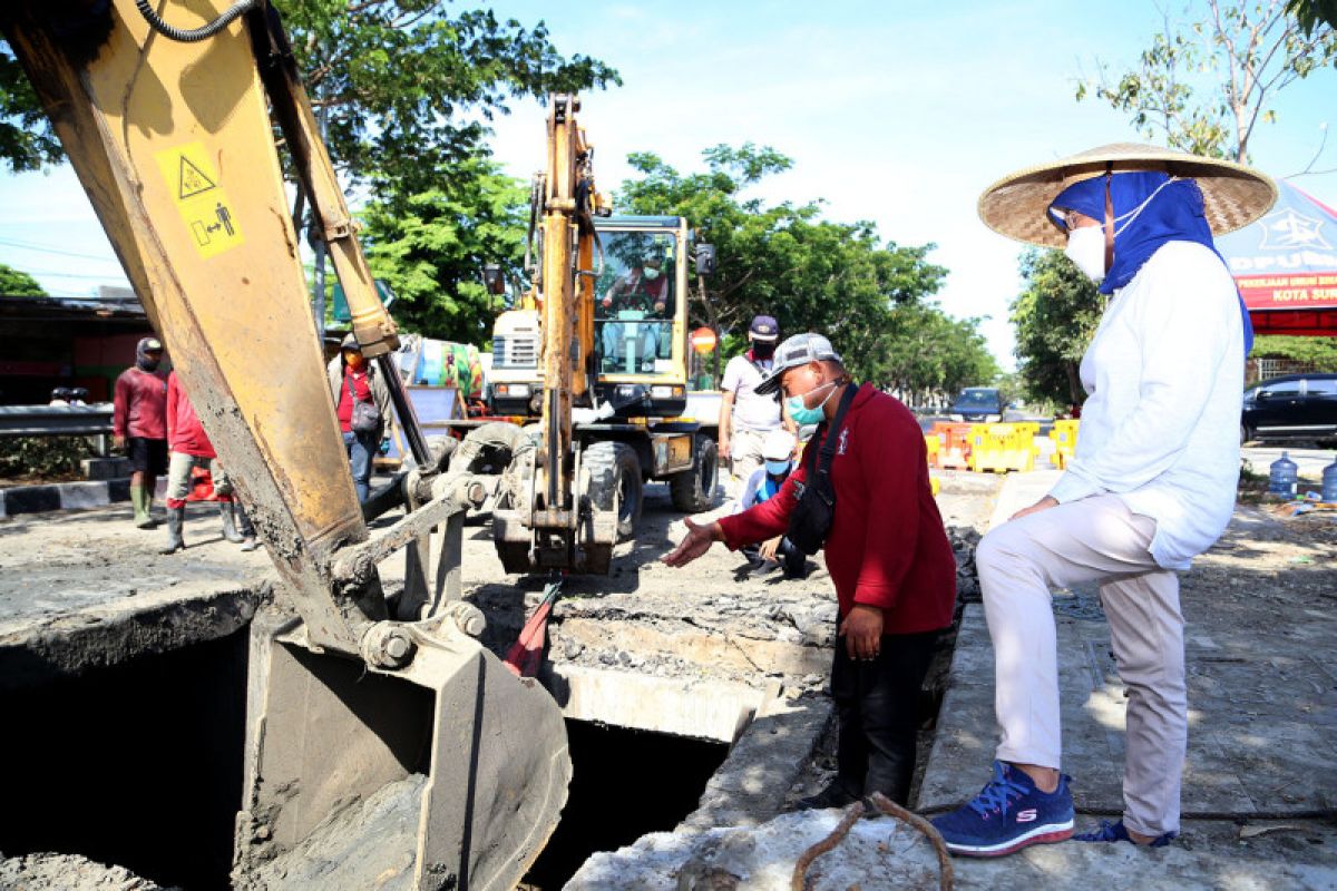 Jelang musim hujan, Pemkot Surabaya giatkan pengerukan lumpur 