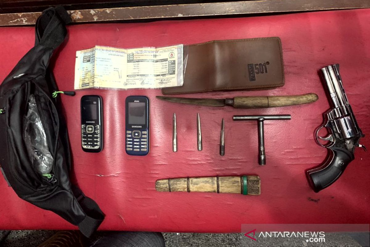 Dua pencuri kendaraan gunakan pistol mainan di Mataram ditangkap