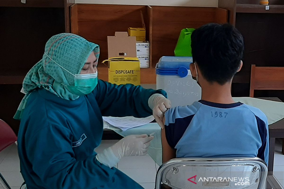 Vaksinasi pelajar di Purwokerto dilaksanakan di sekolah