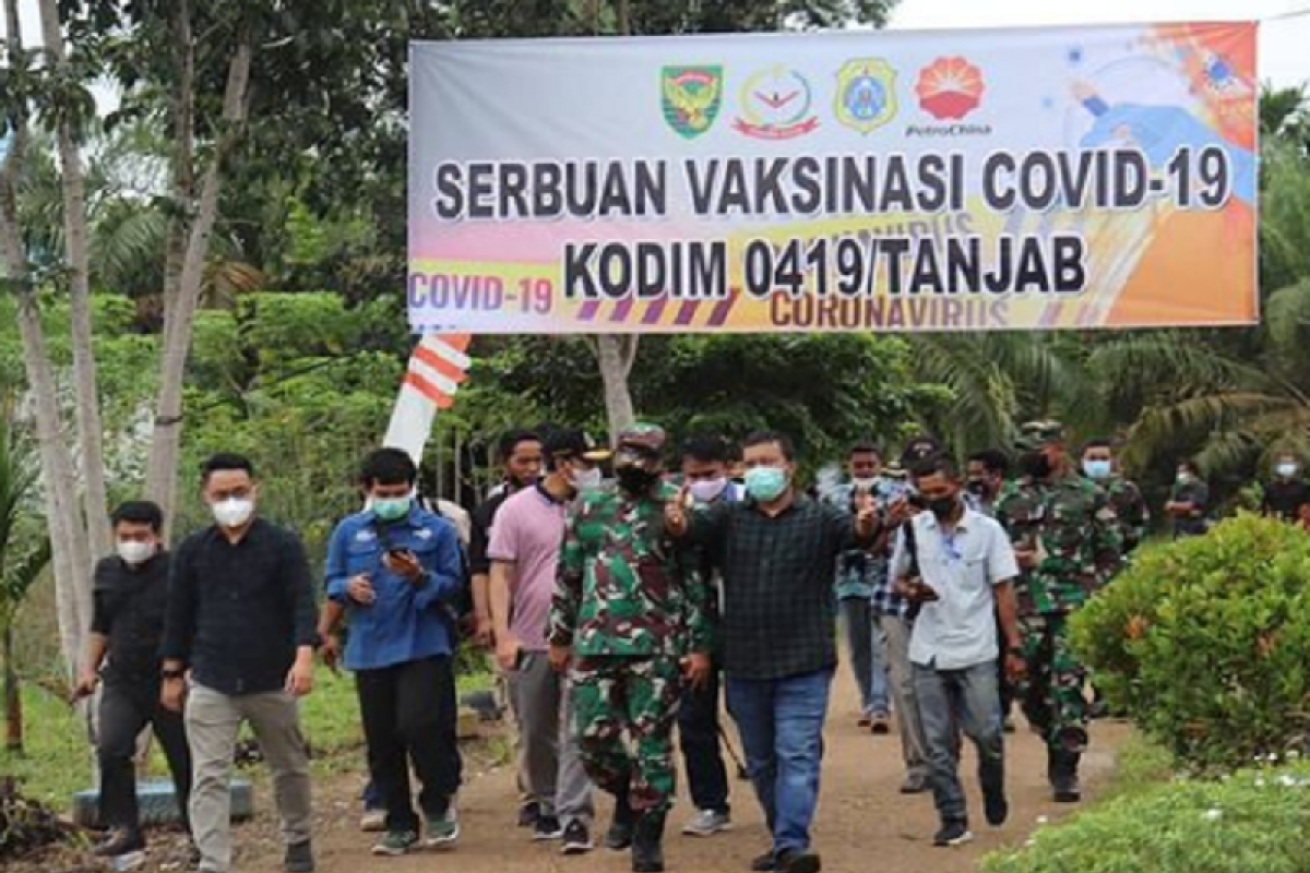 Bupati Tanjabtim dampingi Danrem 042/Gapu tinjau pelaksanaan vaksin