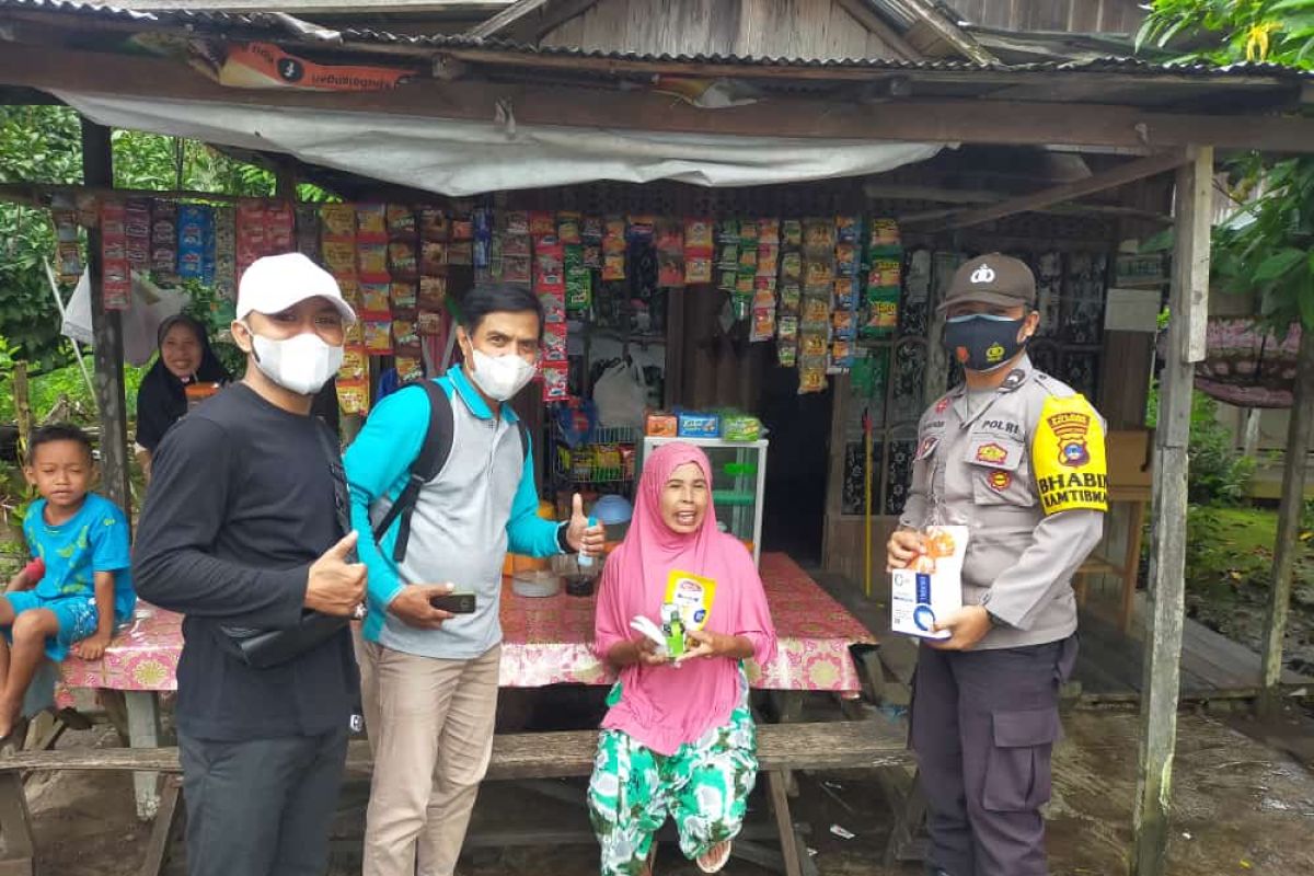 Pemdes Sungai Awang bagikan paket obat dan masker kepada warga