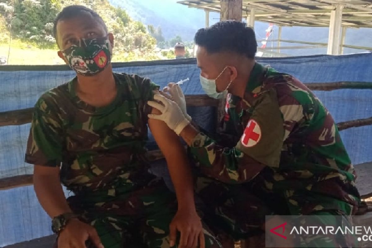 Satgas TNI Yonif 403 lakukan vaksinasi di perbatasan RI-PNG