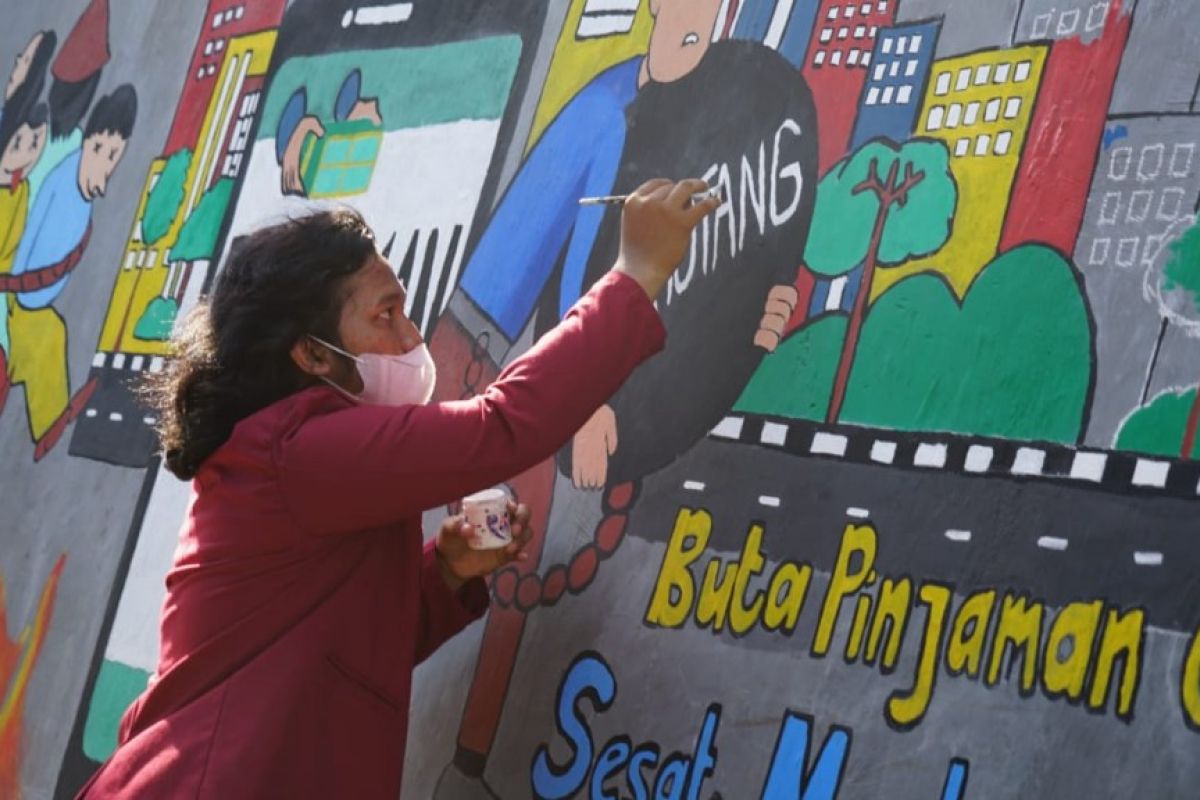 Mahasiswa UMSurabaya buat mural untuk ingatkan masyarakat bahaya pinjol ilegal