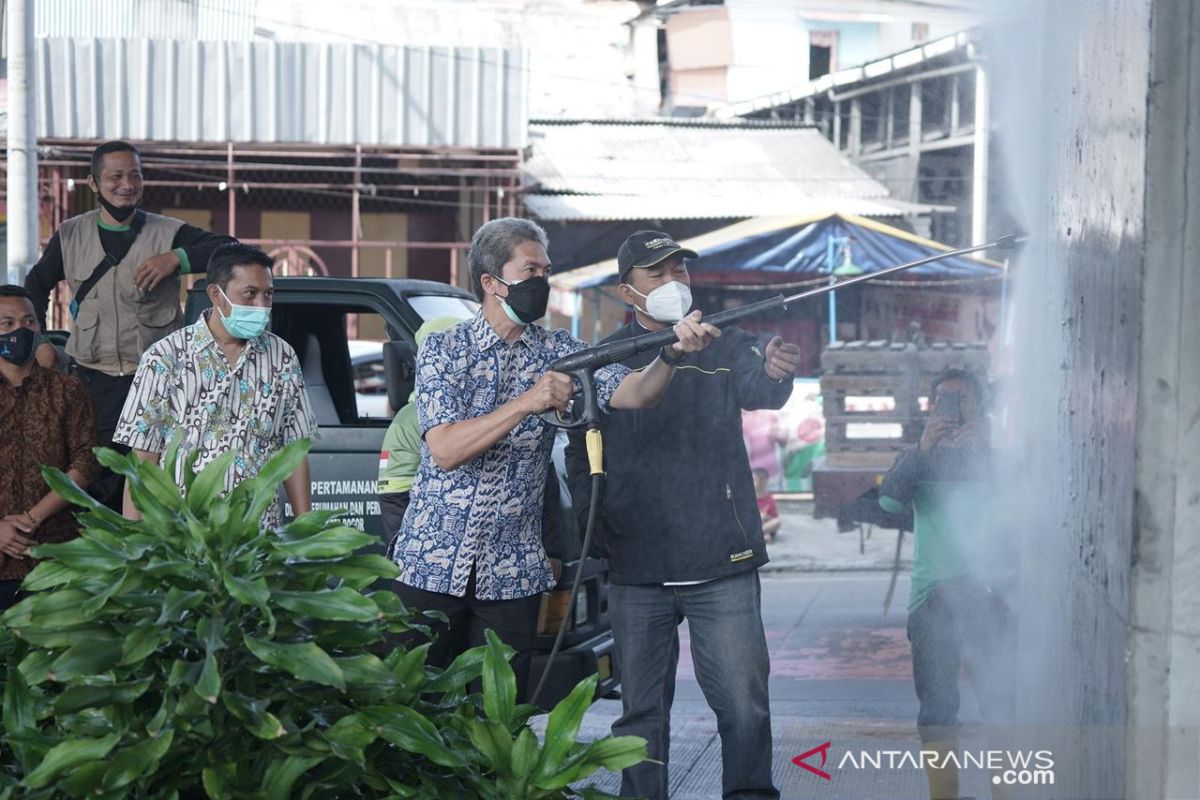 Pemkot Bogor bersihkan mural di jalan raya jaga keindahan kota