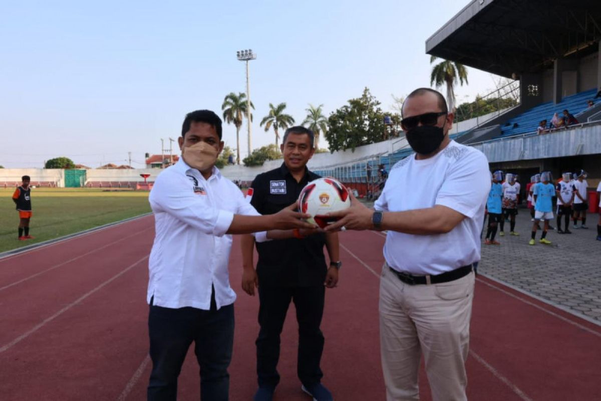 Tinjau SSB LaNyalla FC, Ketua DPD RI serahkan bantuan peralatan latihan
