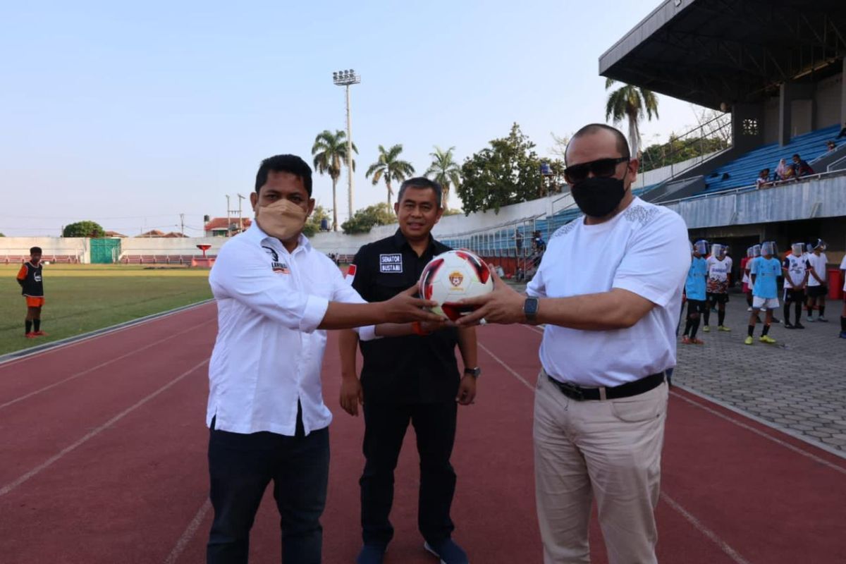 Kemarin, Ketua DPD RI serahkan bantuan peralatan latihan sepak bola