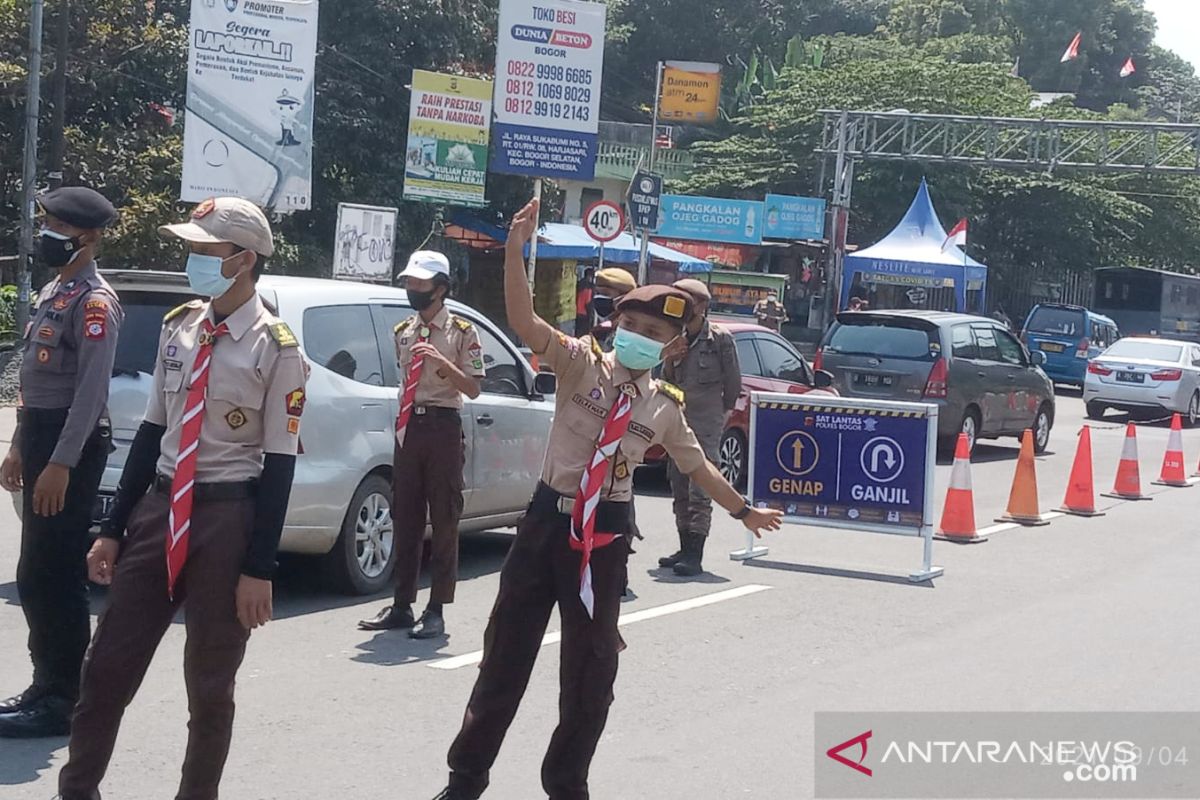 Pramuka turut dikerahkan awasi sistem ganjil genap di Puncak Bogor (video)