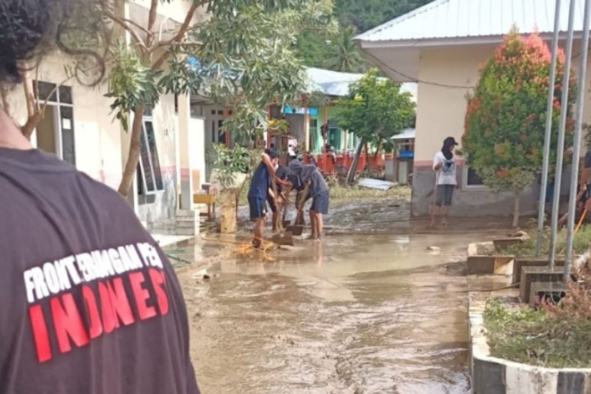 Pemuda dan mahasiswa Mamuju bantu korban banjir di Kalukku