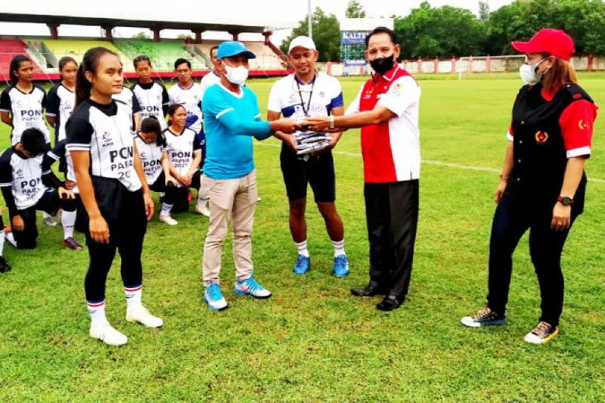 Ketua KONI Palangka Raya berikan bantuan kepada tim Kalteng Putri