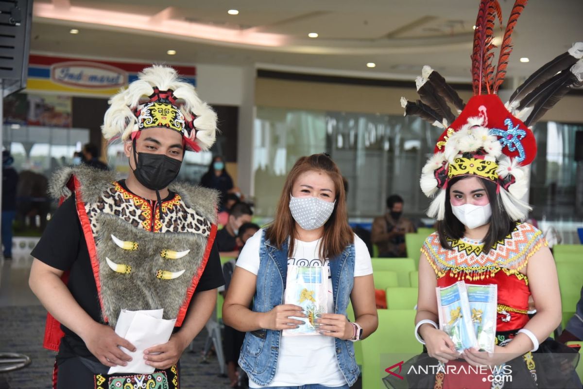 Pengelola Bandara Sepinggan bagikan masker  kepada calon penumpang