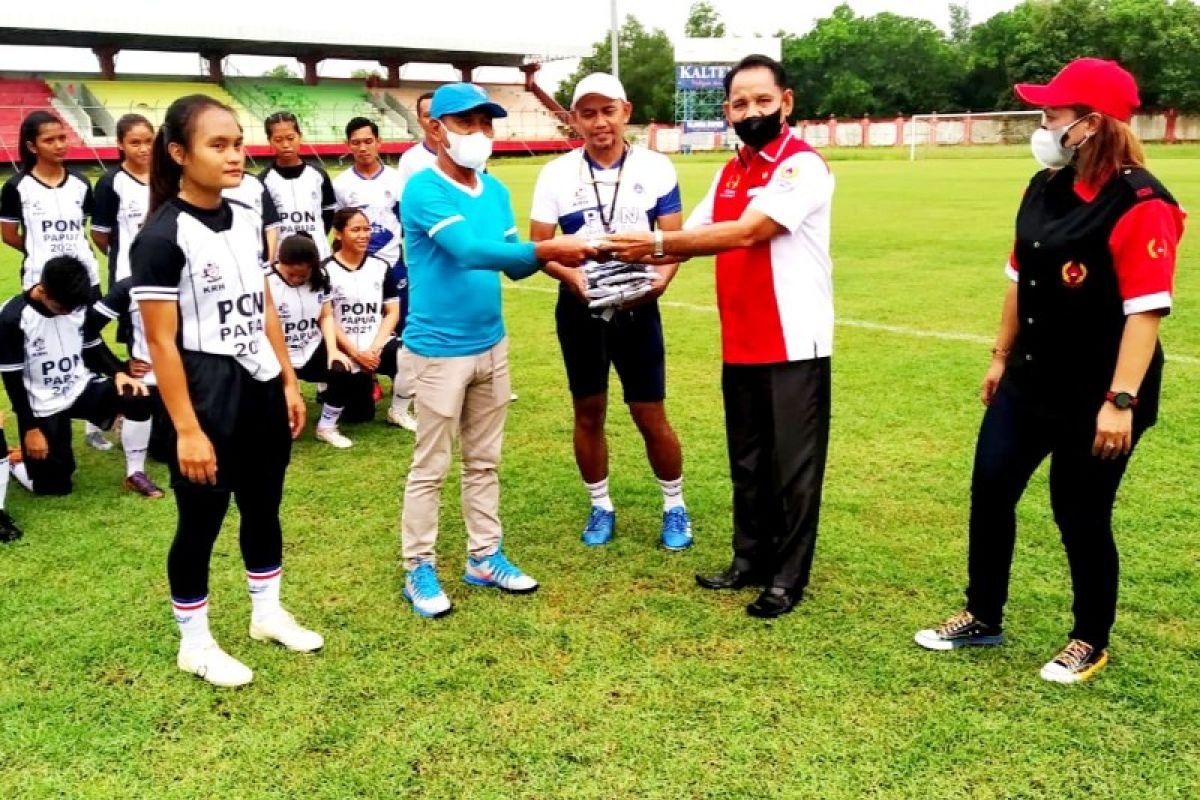 Ketua KONI Palangka Raya berikan bantuan kepada tim Kalteng Putri