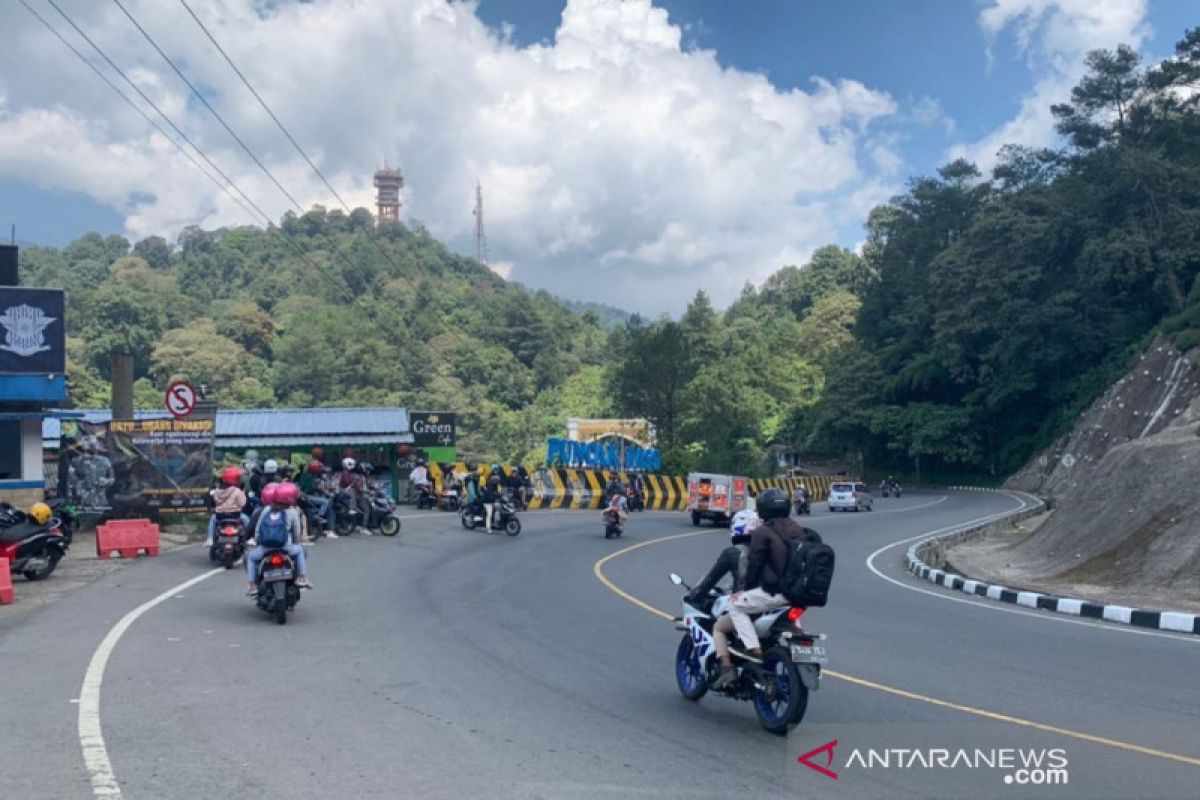 Jalur Puncak-Cianjur ramai lancar pada hari kedua penerapan ganjil genap, tak ada antrean kendaraan