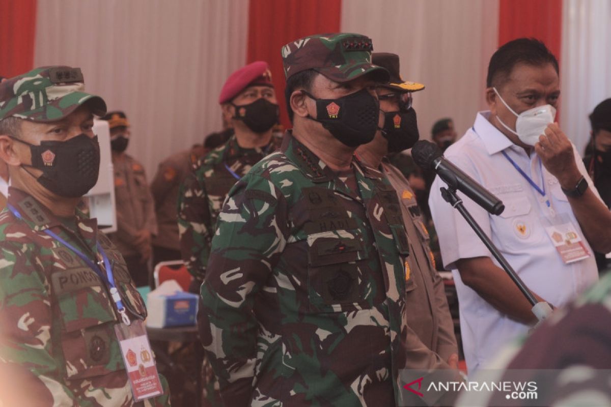 Panglima TNI tinjau vaksinasi COVID-19 di Manado