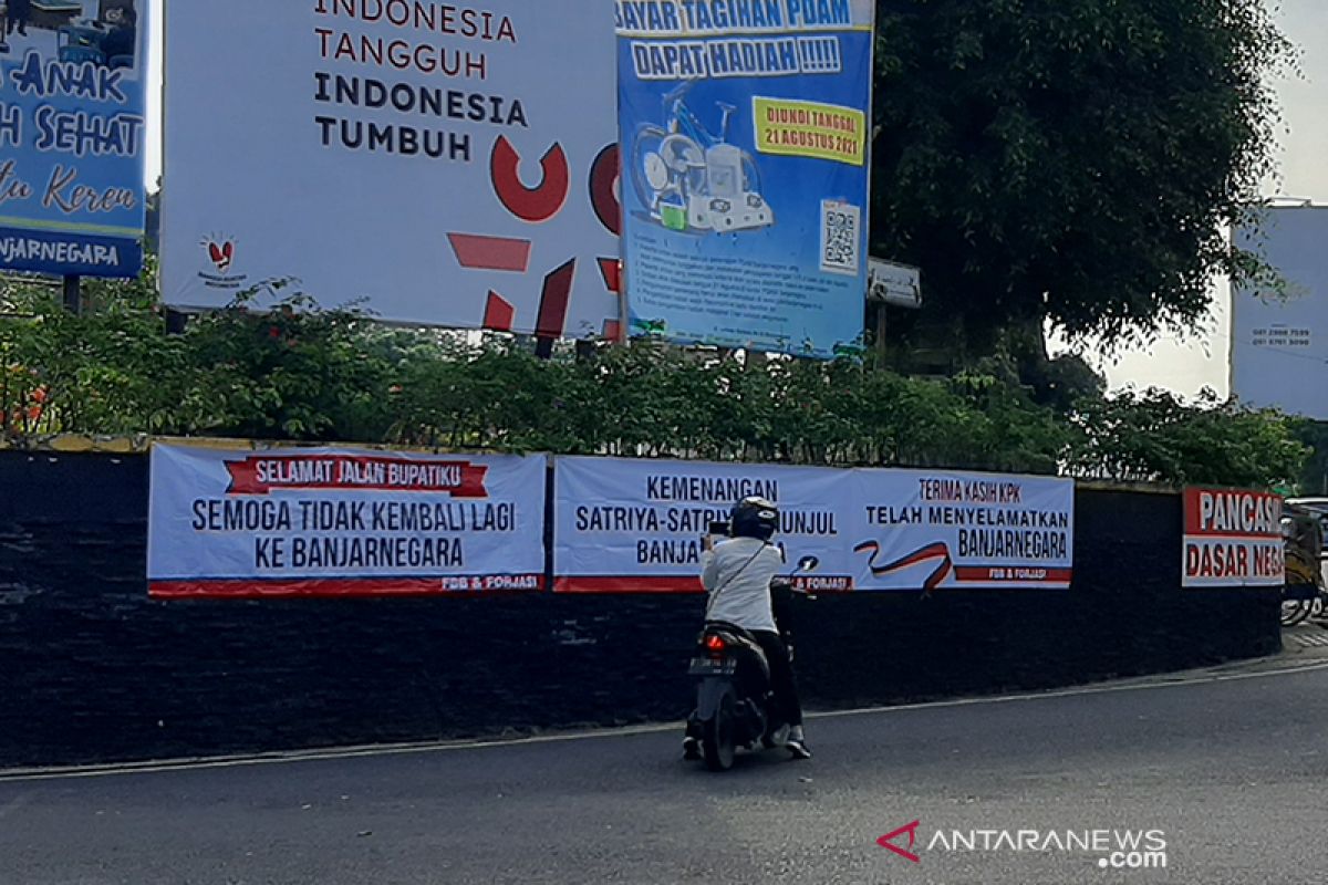 Spanduk mendukung KPK terpasang di Kabupaten Banjarnegara