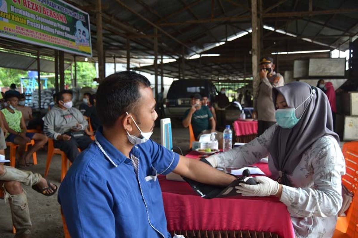 Karyawan pabrik di Simeulue divaksin COVID-19