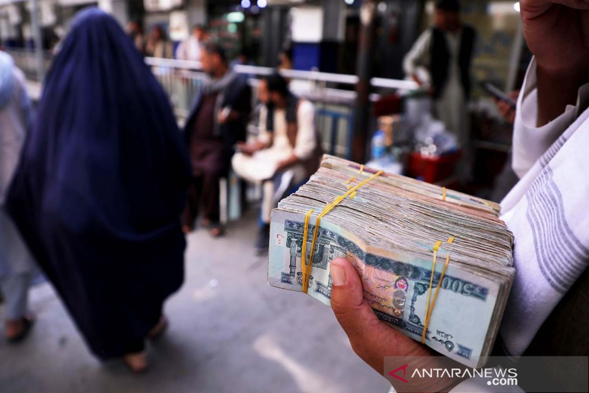 Kelompok Taliban serahkan dolar dan emas sitaan ke bank sentral Afghanistan