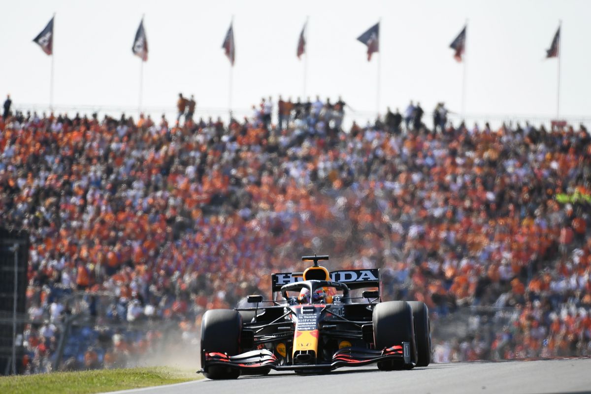 Pebalap F1 Verstappen kalahkan Hamilton di Zandvoort