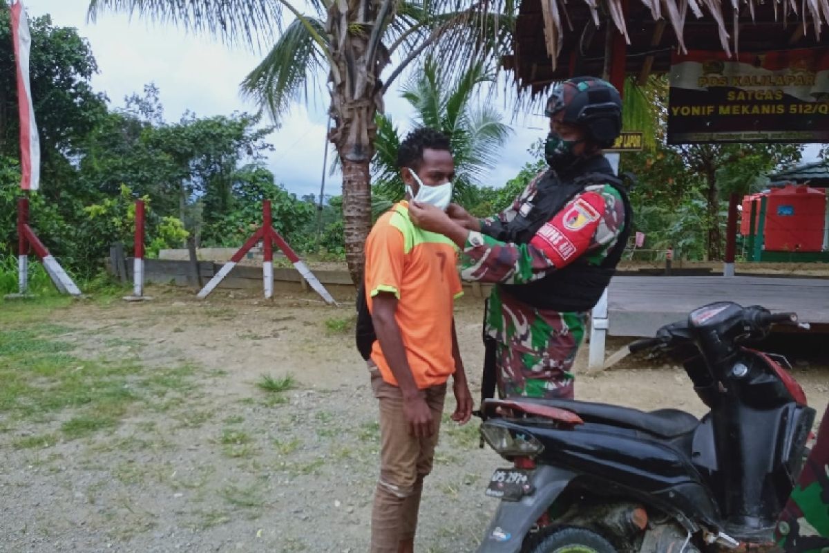 Satgas TNI Yonif 512 bagikan masker untuk warga perbatasan RI-PNG