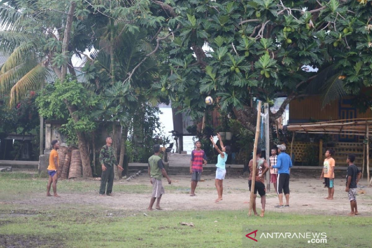 Satgas TMMD Kodim Yawa olahraga bersama warga kampung Miosnum