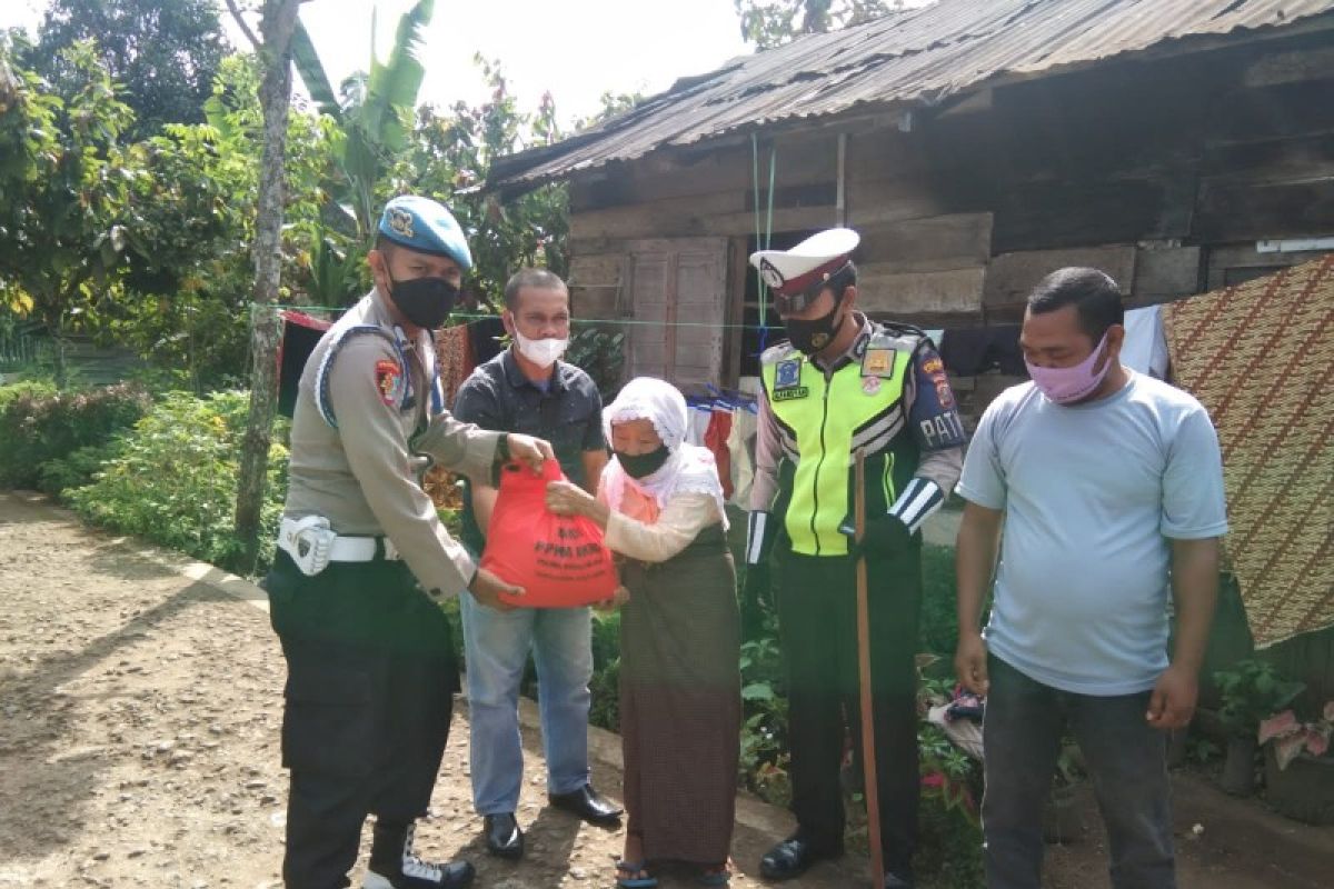 PPKM Mikro, warga Sibongbong Tapsel dapat bantuan sembako