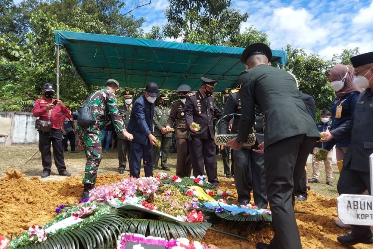 Sertu Anumerta Ambrosius dimakamkan secara militer di TMP Kusumalaya Nanga Merakai