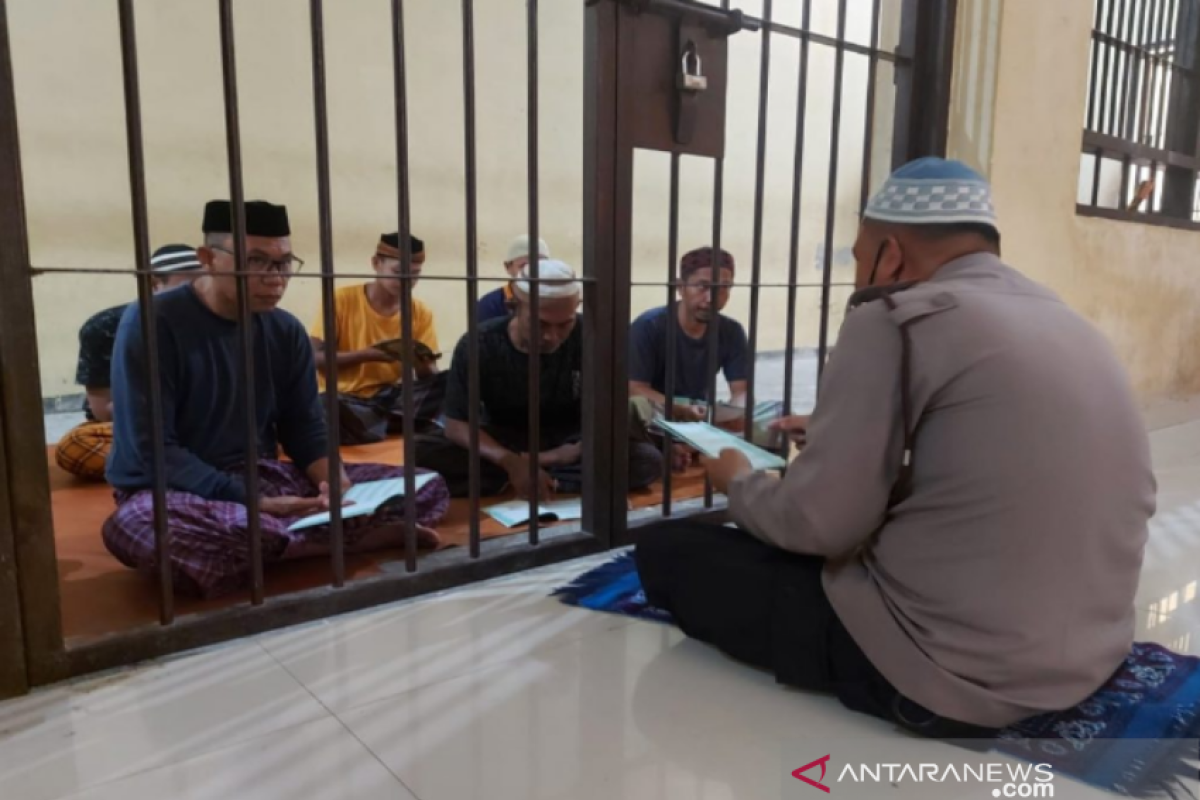 Polisi  ajari tahanan muslim mengaji dari balik sel