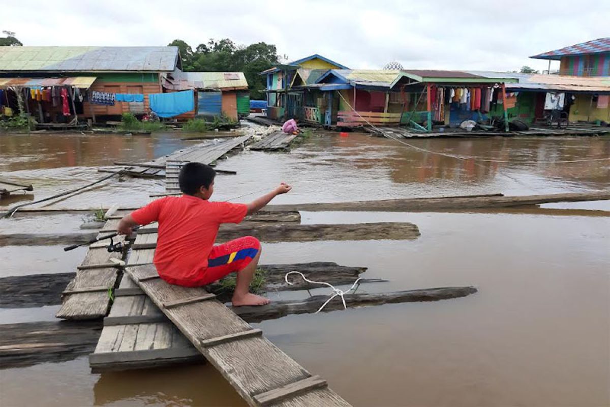Tongkang dilarang berlayar di pedalaman Sungai Barito Kalteng