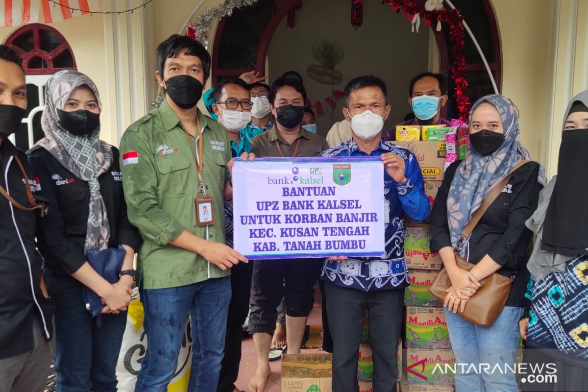 Bank Kalsel Batulicin serahkan bantuan korban banjir di Kusan Tengah